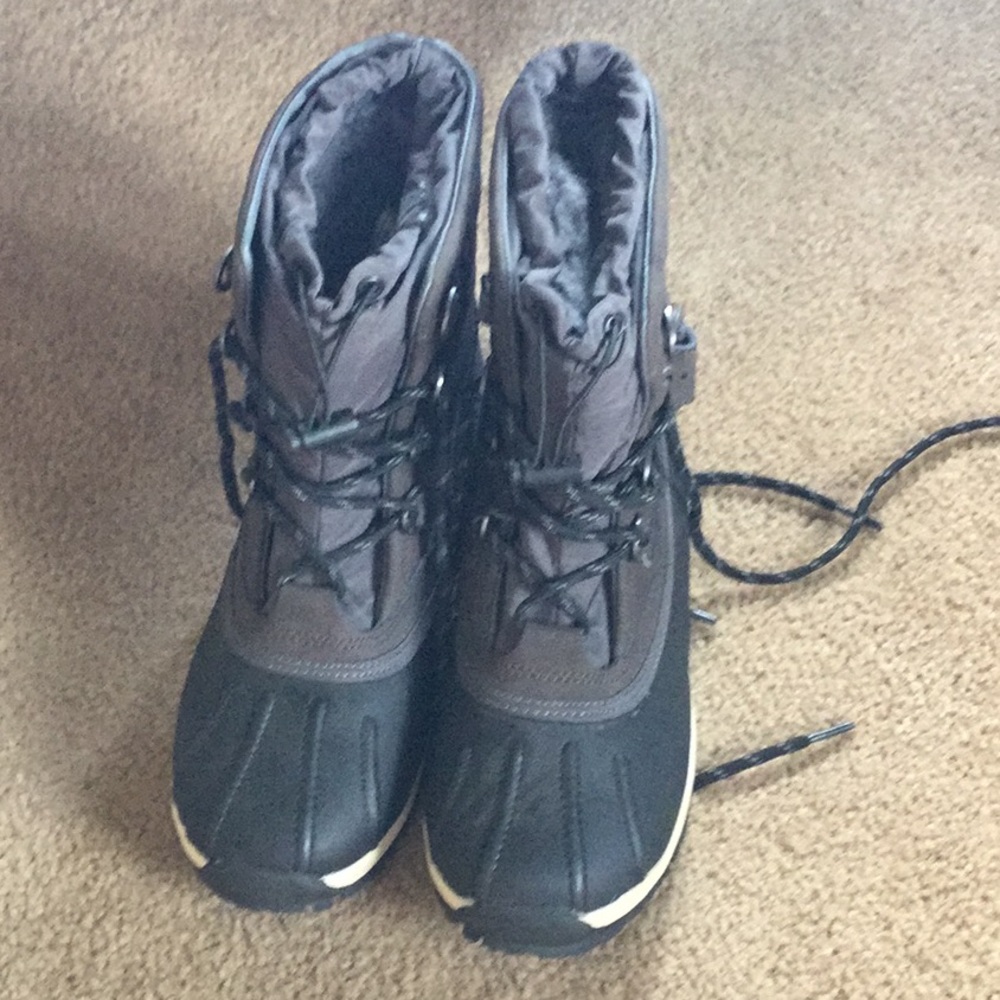 Size 5 bear paw winter boots.